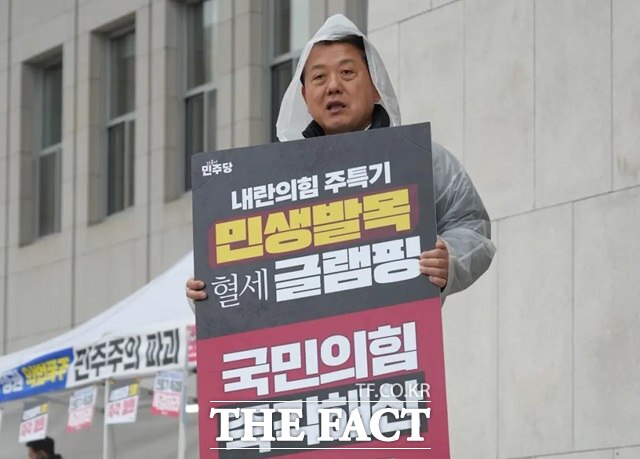 김병주 민주당 의원이 지난 23일 민주당의 입법 강행을 비판하기 위해 국민의힘이 국회 본청 앞에 설치한 천막 농성장 인근에서 1인 시위를 하는 모습. /김 의원 유튜브 갈무리