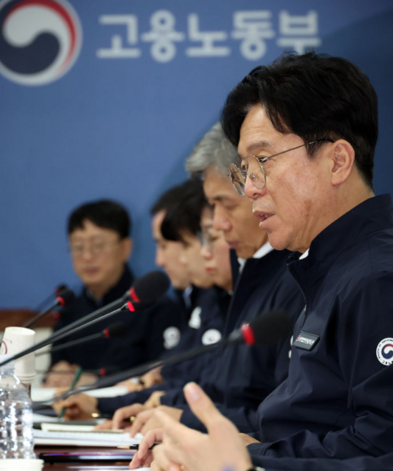 김영훈 고용노동부 장관이 지난 15일 세종시 정부세종청사에서 열린 2025년 전국 기관장 회의에서 발언하고 있다. / 뉴시스