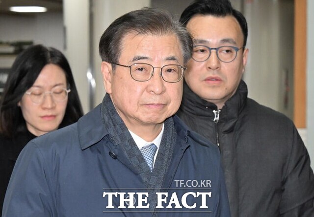 '서해 공무원 피격 사건' 은폐 시도 및 '월북몰이' 혐의로 재판에 넘겨진 서훈 전 국가안보실장이 선고기일을 마친 뒤 법원을 나서고 있다. /뉴시스