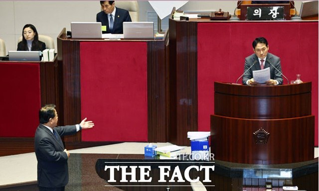 김병주(왼쪽) 민주당 의원이 23일 오전 국회 본회의장에서 '내란전담재판부설치 관련 법안'에 대한 반대 무제한토론(필리버스터)을 진행하는 장동혁 국민의힘 대표에게 찬성 토론 기회를 주지 않는 것에 대해 항의하고 있다. /뉴시스