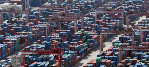 산업통상부는 연간 누계 수출액이 7000억달러를 달성했다고 29일 밝혔다. 사진은 지난 9월 11일 부산 남구 신선대 부두 야적장. / 뉴시스