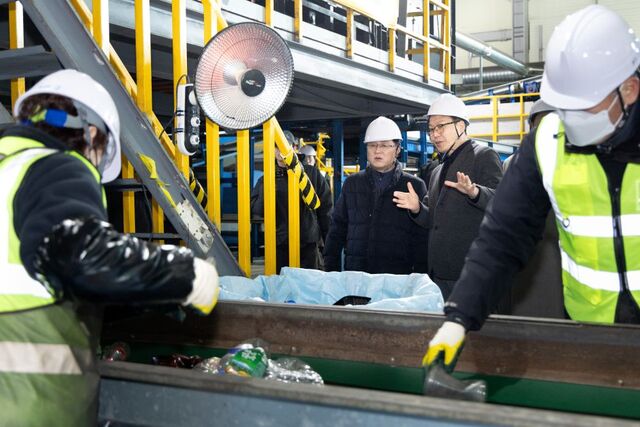 김성환 기후에너지환경부 장관은 경기도 안산시 단원구에 있는 생활폐기물 보관시설을 방문해 내년 1월 1일부터 시행되는 생활폐기물 직매립금지 제도 이행준비 상황을 29일 점검했다. 사진은 지난 26일 경기도 화성시 소재 플라스틱 재활용 업체를 방문한 김 장관. / 기후부