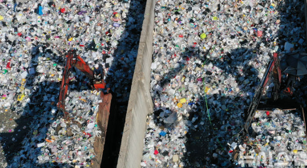 기후에너지환경부는 수도권 생활폐기물의 안정적 처리체계를 마련하는 ‘폐기물관리법 시행령·시행규칙 일부개정안’을 오는 30일부터 시행한다. 사진은 지난 9월 5일 경기 수원시 영통구 수원시자원순환센터. / 뉴시스