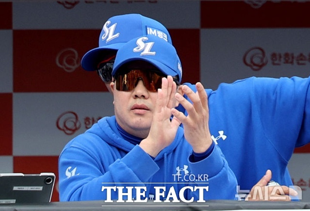 박진만 삼성 감독은 팀워크와 단결력을 중요하게 생각한다. 이 때문에 외부 영입 보단 내부 결속을 우선시한다. /뉴시스