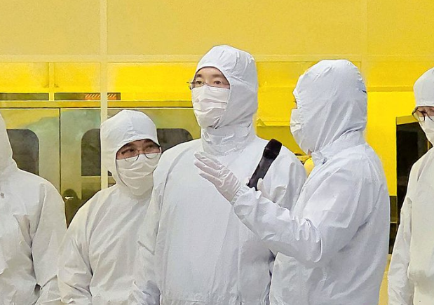 산업통상부는 근로자 10인 이상의 전국 2만1327개 표본사업체를 대상으로 시행한 ‘2025년 산업기술인력 수급 실태조사’ 결과를 31일 발표했다. 사진은 지난 22일 경기 용인시 삼성전자 기흥캠퍼스 내 첨단 복합 반도체 연구개발(R&D) 센터인 NRD-K 클린룸 시설을 살펴보고 있는 이재용 삼성전자 회장(가운데). / 삼성전자