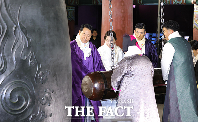 2026 병오년 새해를 맞은 1일 오전 서울 종로 보신각에서 열린 제야의 종 타종행사에 참석한 시민들이 새해를 맞이하고 있다. /뉴시스