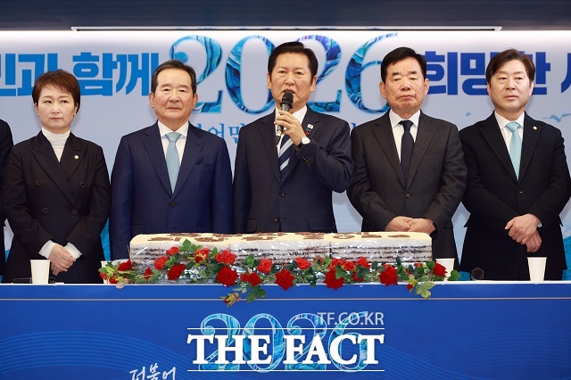 정청래 더불어민주당 대표가 1일 서울 여의도 당사에서 열린 신년인사회에서 인사말을 하고 있다. /뉴시스