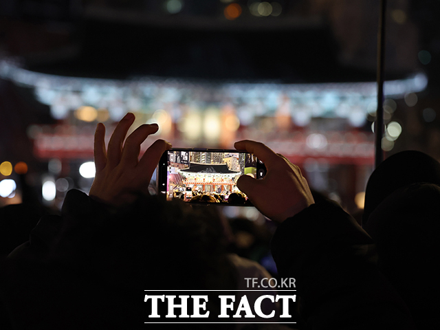 2026 병오년 새해를 맞은 1일 오전 서울 종로 보신각에서 열린 제야의 종 타종행사에 참석한 시민들이 새해를 맞이하고 있다. /뉴시스