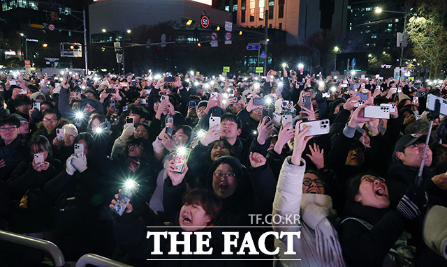 2026 병오년 새해를 맞은 1일 오전 서울 종로 보신각에서 열린 제야의 종 타종행사에 참석한 시민들이 새해를 맞이하고 있다. /뉴시스