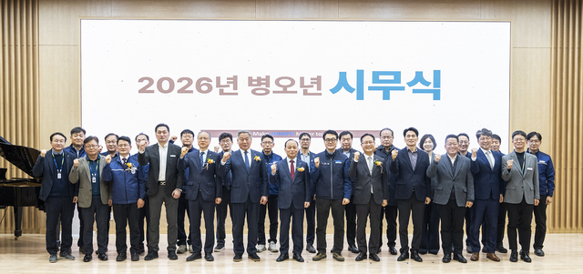 이영조 한국중부발전 사장(가운데)은 2일 신보령발전본부에서 2026년 병오년 시무식을 열고 