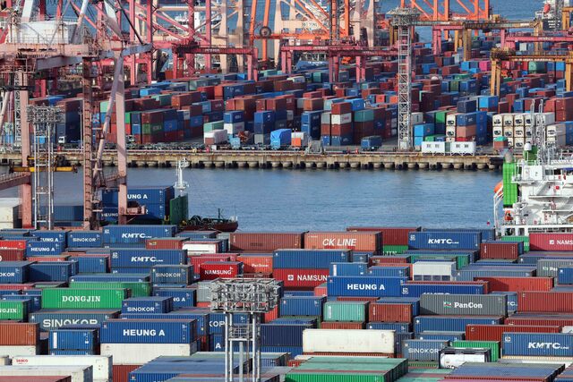 미 상무부는 지난해 12월 31일(현지시각) 우리나라 의무답변기업 2개사에 대해 10~65% 수준의 덤핑마진율을 예비 판정했다. 사진은 지난 1일 부산 남구 신선대(사진 아래) 및 감만(위) 부두 야적장. / 뉴시스