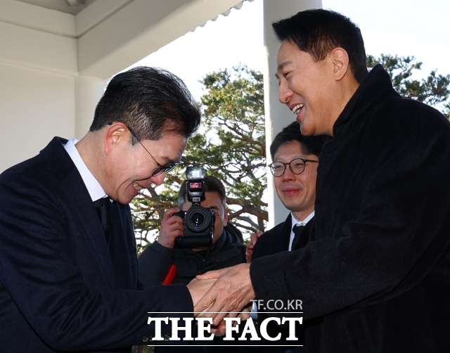 오세훈 서울시장(오른쪽)과 정원오 성동구청장이 2026년 새해 첫날인 1일 서울 동작구 국립서울현충원을 참배 후 인사를 나누고 있다. /뉴시스