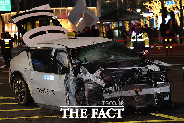 14명 사상 종각역 추돌 사고를 일으킨 70대 택시 운전자 약물 간이검사에서 '양성 판정'. 사진은 이날 서울 종로구 종각역 인근 사고현장에서 소방대원들이 사고 수습을 하고 있는 모습. /뉴시스