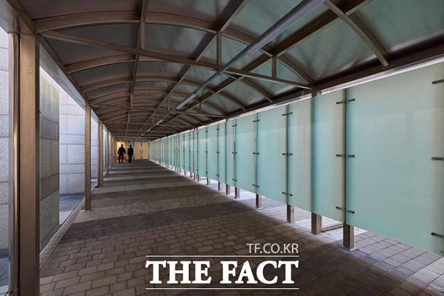 청와대는 2일 윤석열 정부 시절 서울 용산 대통령실 청사의 모습을 공개했다. 사진은 대통령실 비밀통로. /뉴시스