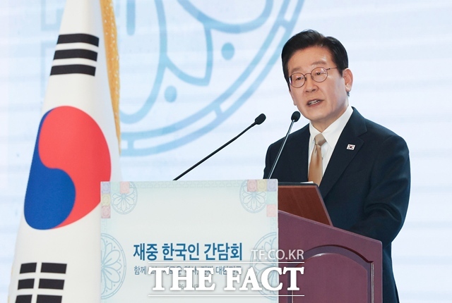 이재명 대통령이 4일 오후(현지시간) 중국 베이징 현지에서 가진 재중 한국인 간담회에서 인사말을 하고 있다. /뉴시스