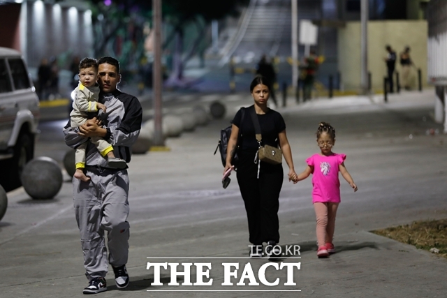 베네수엘라에 대한 미국의 공격으로 군인과 민간인을 포함해 최소 40명이 사망했다는 뉴욕타임스 보도가 나왔다. 사진은 3일(현지시간) 베네수엘라 카라카스에서 폭발음과 저공비행 항공기 소리가 들린 뒤 미라플로레스 대통령궁 주변 주민들이 대피하는 모습. /AP.뉴시스