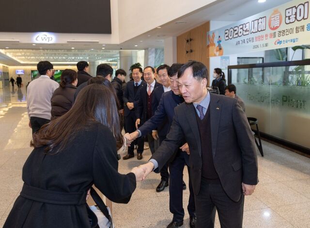 한국서부발전은 충남 태안 본사에서 안전기원 행사와 출근 직원 격려, 인문학 특강 등 새해맞이 통합행사를 5일 열었다. / 서부발전