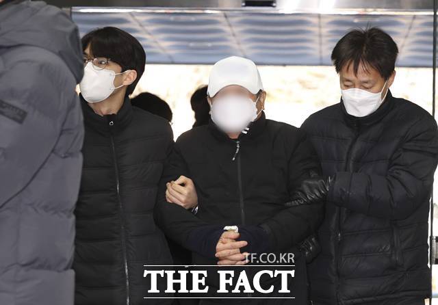 서울 종각역 인근에서 차량 돌진 사고를 내 15명의 사상자를 발생시킨 70대 택시 운전자 A씨가 5일 서울 서초구 서울중앙지방법원에서 구속 전 피의자 심문(영장실질심사)을 받기 위해 법원으로 들어서고 있다. 2026.01.05. /뉴시스