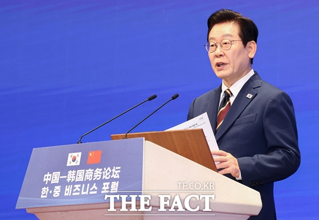 중국을 국빈 방문 중인 이재명 대통령은 5일(현지시간) 오후 베이징 인민대회당에서 시진핑 중국 국가주석과 정상회담을 갖고 양해각서(MOU) 15건을 체결했다. 이 대통령이 이날 베이징 조어대에서 열린 한중 비즈니스포럼에서 발언하고 있다. /뉴시스