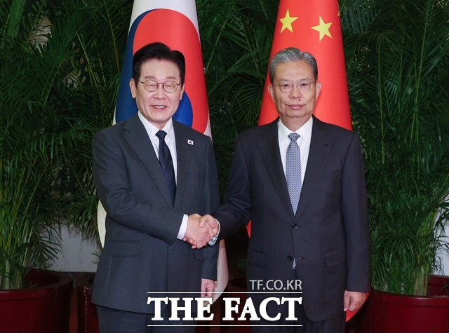 이재명 대통령이 6일(현지시간) 중국 베이징 인민대회당에서 자오러지 전국인민대표대회 상무위원장을 접견하고 기념촬영을 하고 있다. /뉴시스