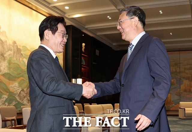 이재명 대통령이 6일(현지시간) 중국 상하이 세계회객청에서 천지닝 상하이 당 서기를 만나 악수를 하고 있다. /뉴시스