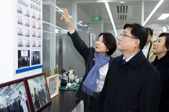 김성환 기후에너지환경부 장관이 지난 5일 중국 베이징 소재 한·중 환경협력센터를 방문하여 한·중연합환경연구실험실에서 미세먼지 분석 등 실험장비를 살펴보고 있다. / 기후부