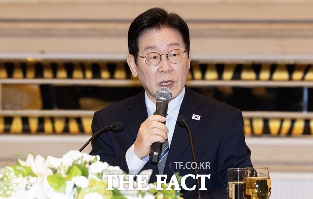 이재명 대통령이 7일(현지시간) 중국 상하이 샹그릴라호텔에서 가진 순방기자단 오찬간담회에서 발언하고 있다. /뉴시스