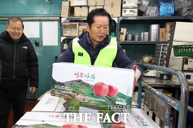 정청래 더불어민주당 대표가 7일 오전 서울 송파구 가락동 농수산물 종합도매시장 중앙청과에서 경매를 마친 사과 상자를 옮기고 있다. /뉴시스