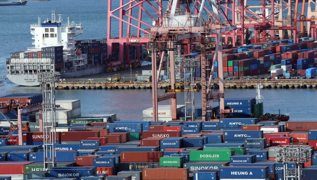 산업통상부는 2025년 연간 FDI(신고기준)가 전년 대비 4.3% 증가한 360억5000만달로 역대 최대실적을 기록했다고 7일 밝혔다. 사진은 지난 1일 부산 남구 신선대 및 감만 부두 야적장. / 뉴시스