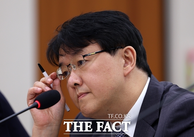 김태훈 서울남부지검 검사장이 2025년 10월 23일 오전 서울 여의도 국회 법제사법위원회에서 열린 서울고등검찰청-서울중앙지방검찰청 등에 대한 국정감사에서 안경을 만지고 있다. /뉴시스