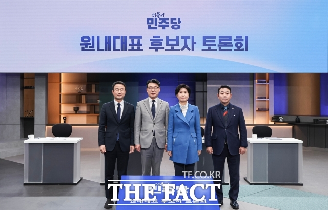 더불어민주당 원내대표 보궐선거 후보자들이 공천헌금 의혹을 둘러싼 전수조사 필요성에 대해 찬반 의견을 내놨다. 사진은 8일 토론회 시작에 앞서 기념촬영을 하고 있는 한병도·진성준·백혜련·박정 후보(왼쪽부터). /뉴시스