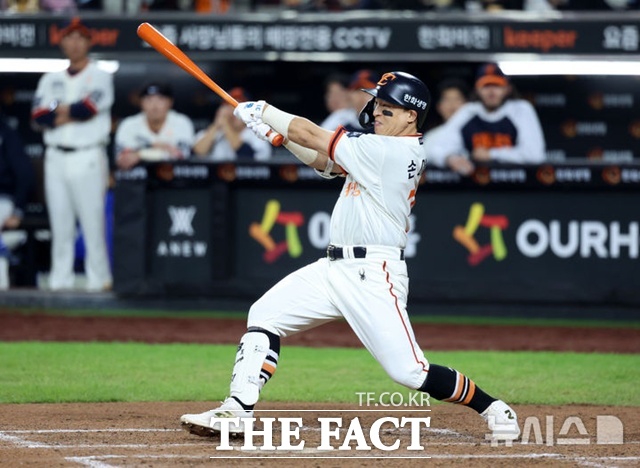 손아섭은 한화 이글스와 계약한다고 해도 당장 주전으로 들어갈 자리가 없다. 헐값에 계약하느니 전격 은퇴를 선택할 수도 있다. /뉴시스