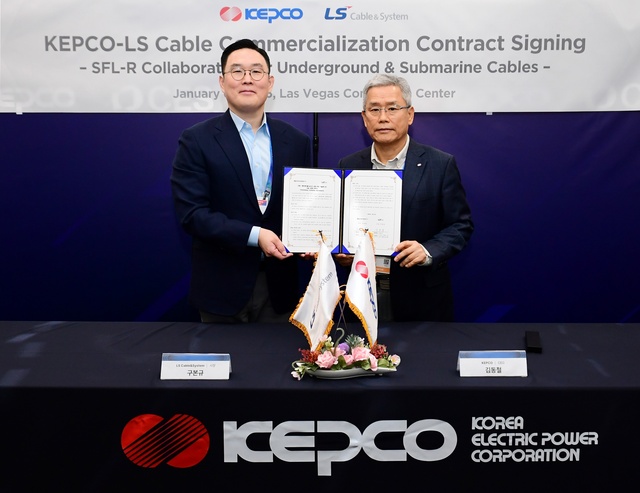 한국전력은 CES 2026 행사가 개최되는 미국 라스베이거스에서 한전의 지중·해저케이블 상태판정 기술 SFL-R(실시간 탐지 기술)의 사업화 협력과 글로벌 시장 공동 진출을 위해 LS전선과 계약을 8일(현지시각) 체결했다. / 한전