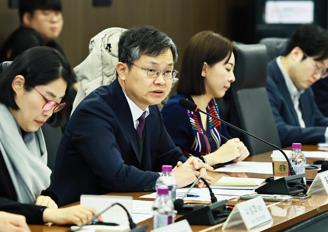 산업통상부는 대한상의에서 ‘산업 공급망 점검회의’를 8일 열었다. 회의는 윤창현 산업자원안보실장 직무대리(가운데)가 주재했다. / 산업부