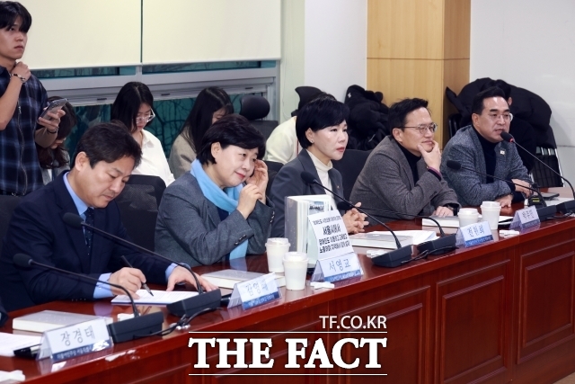 더불어민주당 김영배, 서영교, 전현희, 박주민, 박홍근 등 의원들이 9일 서울 여의도 국회 의원회관에서 열린 전국장애인차별철폐연대와의 대화에 참석하고 있다. /뉴시스