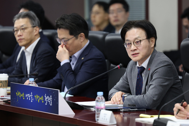 김정관 산업통상부 장관(맨 오른쪽)은 정부서울청사 무궁화홀에서 주한미국상공회의소(AMCHAM·암참) 및 미국계 외투기업 등 암참 회원사들과 간담회를 9일 가졌다. 사진은 지난 8일 서울 종로구 한국무역보험공사에서 열린 ‘산업통상부 공공기관(가스·원전 수출 분야) 업무보고’에서 발언하고 있는 김 장관. / 산업부