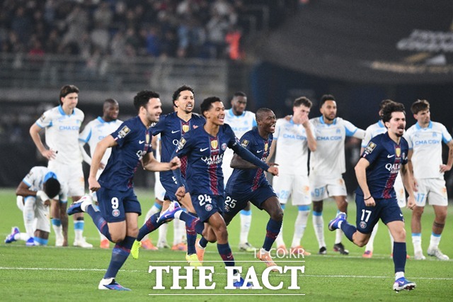 후반 추가시간 극적인 2-2 동점골을 터뜨린 PSG 선수들이 이어진 승부차기에서 승리하며 우승을 확정한 순간, 환호하고 있다./쿠웨이트시티=AP.뉴시스