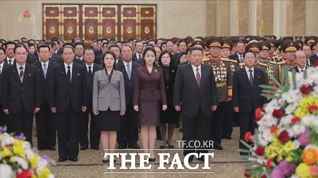 김정은 북한 국무위원장이 지난 1일 부인 리설주, 딸 김주애와 함께 김일성 주석·김정일 국방위원장 시신이 안치된 금수산태양궁전을 참배한 모습. /뉴시스, 조선중앙TV 갈무리