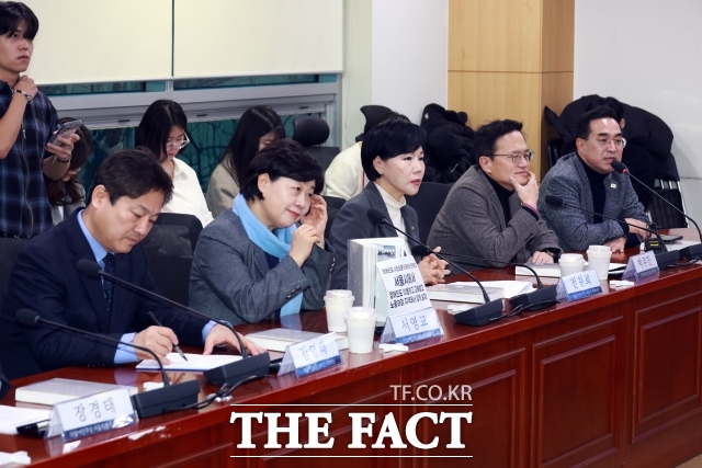 더불어민주당 서울시장 후보자들이 9일 전국장애인차별철폐연대(전장연)와 만나 장애인 이동권과 노동·교육권에 대해 논의했다. 사진은 전국장애인차별철폐연대와 대화하고 있는 민주당 김영배, 서영교, 전현희, 박주민, 박홍근 등 의원(왼쪽부터). /뉴시스