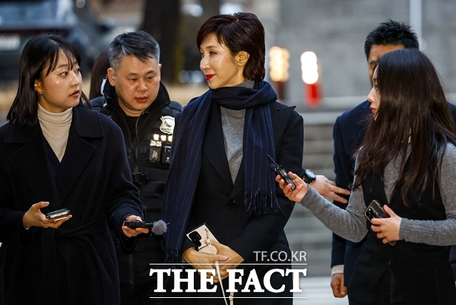 노소영 관장이 질문을 듣고 취재진을 바라보고 있다. /뉴시스