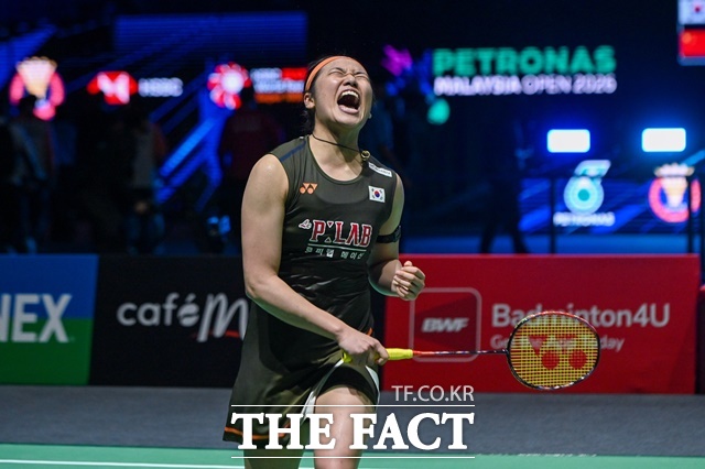 배드민턴 세계 최강 안세영이 11일 '2026 세계배드민턴연맹(BWF) 월드 투어 슈퍼 1000 말레이시아오픈' 여자 단식 결승전에서 왕즈이를 꺾고 새해 첫 우승을 확정한 후 포효하고 있다./쿠알라룸푸르=신화.뉴시스