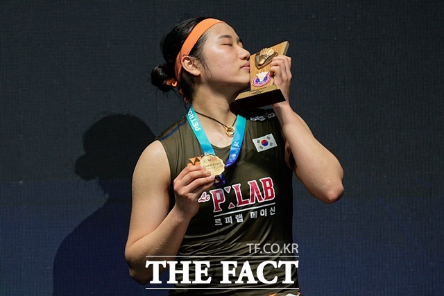새해 첫 대회에서 달콤한 우승을 차지한 안세영의 우승 세리머니./쿠알라룸푸르=AP.뉴시스