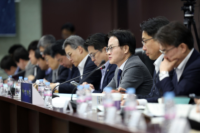 산업통상부는 대한상공회의소에서 산업 및 자원·수출 분야 공공기관을 대상으로 중점추진과제 이행계획 등을 종합 점검하는 3·4회차 업무보고를 12일 시행했다. 사진은 지난 9일 서울 종로구 한국무역보험공사에서 열린 산업부 공공기관(무역안보·표준 분야) 업무보고에 참여한 김 장관(맨 앞 세 번째). / 산업부