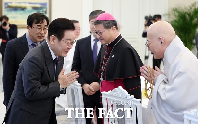 이재명 대통령이 12일 청와대에서 열린 종교 지도자 초청 오찬간담회에서 조계종 총무원장 진우스님과 인사하며 합장하고 있다. /뉴시스