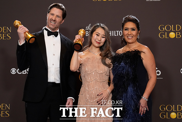 제83회 골든글로브 시상식에서 애니메이션 작품상을 수상한 '케이팝 데몬 헌터스'의 매기 강 감독(가운데)과 크리스 아펠한스 감독(왼쪽), 미쉘 윙 제작자가 기자실에서 기념촬영을 하고 있다. /베벌리힐스=AP.뉴시스