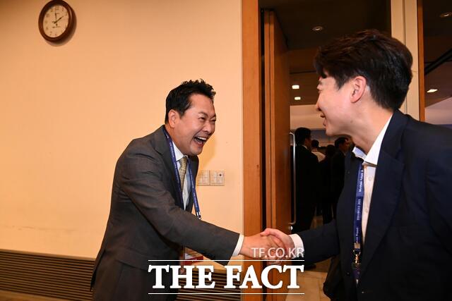 장동혁 국민의힘 대표가 이준석 개혁신당 대표와 특검 연석회담을 계기로 13일 만난다. 반면 양당은 지방선거를 앞둔 선거 연대 가능성에는 확대해석을 경계하고 있다. 사진은 장 대표와 이 대표./뉴시스