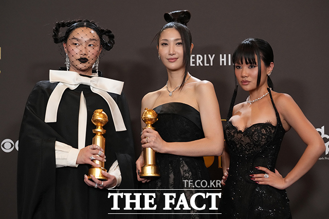 오드리 누나와 이재, 레이 아미가 수상 후 기념사진을 촬영하고 있다. /베벌리힐스=AP.뉴시스