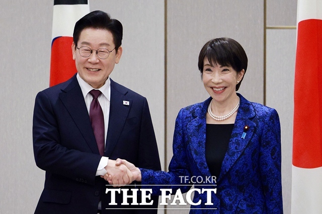 정상회담을 가진 이재명 대통령과 다카이치 사나에 일본 총리는 서로의 취미를 고려해 각각 드럼 세트와 손목시계를 선물한 것으로 확인됐다. 이 대통령이 13일(현지시간) 일본 나라현 회담장에서 다카이치 사나에 일본 총리와 정상회담 기념촬영을 하고 있다. /뉴시스