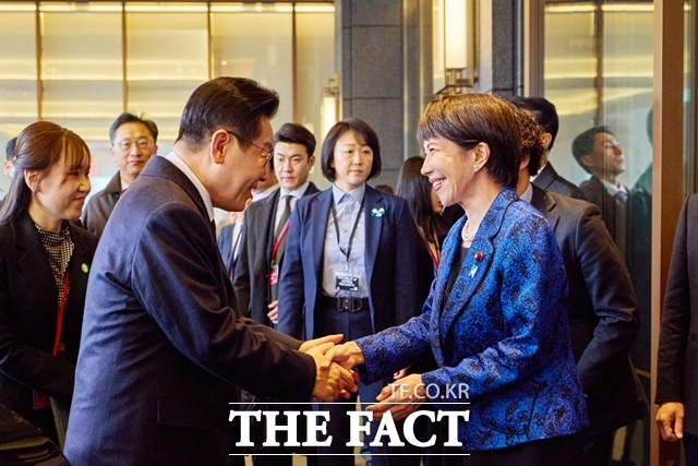 이재명 대통령이 13일(현지시간) 한일 정상회담이 열리는 일본 나라현 회담장에 도착해 영접 나온 다카이치 사나에 총리와 악수를 하고 있다. /뉴시스