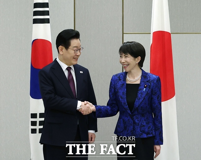 이재명 대통령이 13일(현지시간) 일본 나라현 회담장에서 다카이치 사나에 일본 총리와 정상회담에 앞서 악수를 하고 있다. /뉴시스